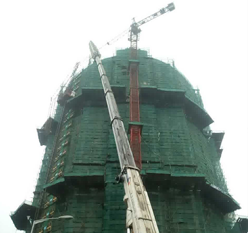 平顶山吊车在工地上作业
